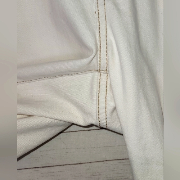 CAbi White Distressed Slim Boyfriend Stretch Jeans w Tan Stitching, sz 8 - Picture 9 of 13